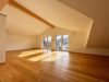 Großzügige Dachgeschosswohnung mit Bergblick - Wohnzimmer