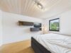 Wohnen mit Perspektive: 3-Zimmer-Wohnung, Einliegerbereich und Chance auf das gesamte Grundstück - Ruhiges Schlafzimmer