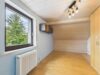 Wohnen mit Perspektive: 3-Zimmer-Wohnung, Einliegerbereich und Chance auf das gesamte Grundstück - Weiterer Schlafraum