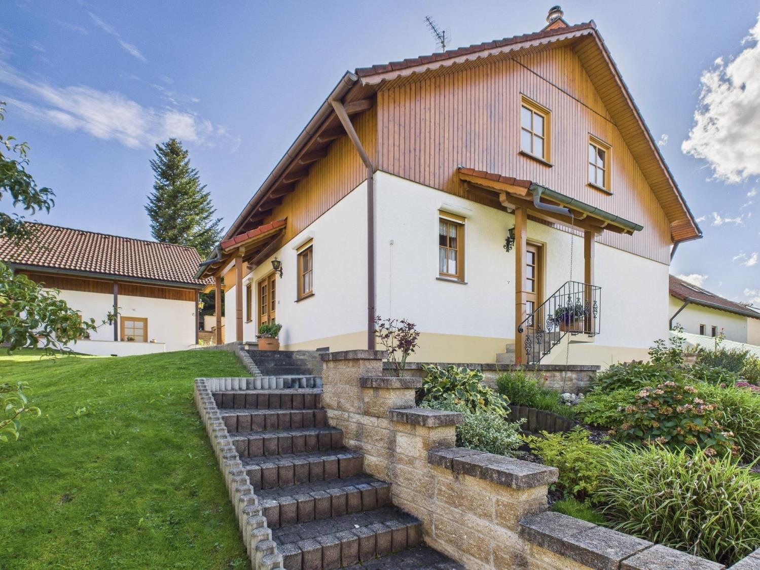 Viel Raum für Familie und Ideen – Einfamilienhaus mit Einliegerwohnung, Garten und Nebengebäude, 82281 Egenhofen, Einfamilienhaus