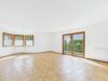 Viel Raum für Familie und Ideen – Einfamilienhaus mit Einliegerwohnung, Garten und Nebengebäude - Großzügiger Wohn-/Essbereich mit bodentiefen Fenstern und Zugang zur Terrasse