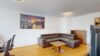 Vermietete, hochwertig vollmöblierte 3-Zimmer-Wohnung mit Süd-Balkon und Tiefgaragenstellplatz - Wohnzimmer Ansicht IV