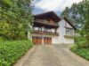 Großzügiges Anwesen mit Privatwald – Einfamilienhaus mit außergewöhnlichem Entwicklungspotenzial - Hausansicht mit Zufahrt