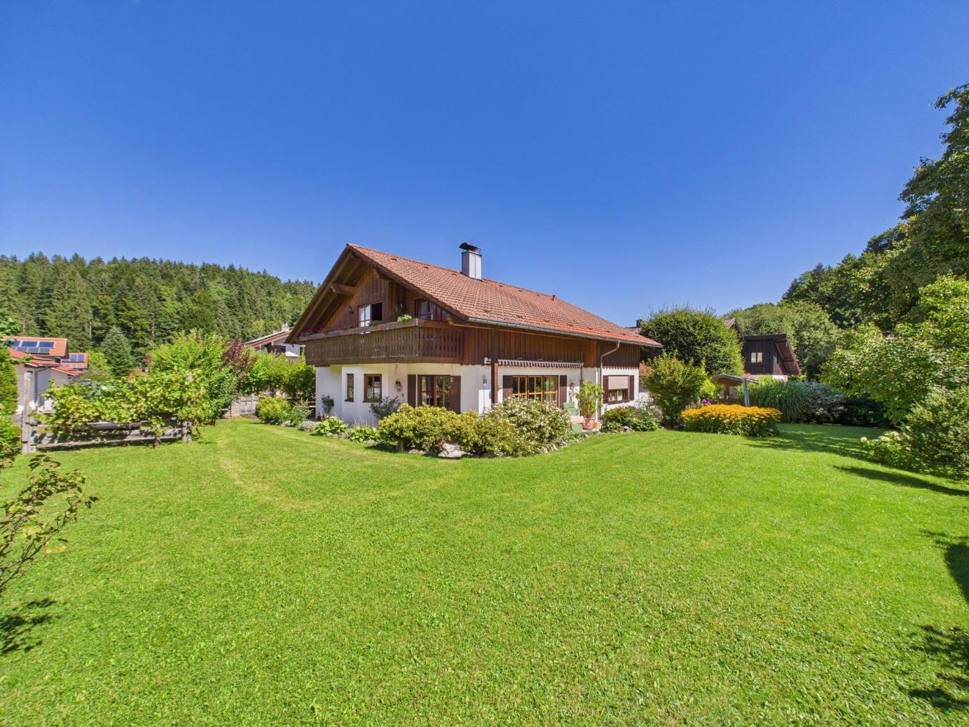 Bayerisches Landhaus mit Traumgrundstück nahe Tegernsee – Ihr Paradies in Marienstein, 83666 Waakirchen, Landhaus