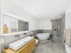 Menterschwaige – Exklusive Maisonette mit 430 m² Privatgarten und Haus-Charakter - Modernes En-Suite Badezimmer