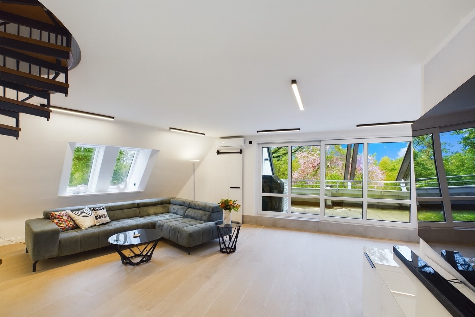 Luxuriöse Maisonette mit Kamin & Süd-Terrasse in Villenkolonie, 81479 München, Maisonettewohnung