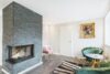 Nachhaltig & stilvoll wohnen – Familienidylle mit Pool und Garten in Brunnthal-Waldbrunn - Wohnbereich mit Kamin