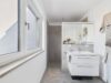 Modernes Wohnen in Ottobrunn – Helle 3-Zimmer-Wohnung zum Wohlfühlen - Badezimmer mit Tageslicht