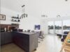 Modernes Wohnen in Ottobrunn – Helle 3-Zimmer-Wohnung zum Wohlfühlen - Küche und Wohnbereich