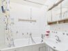Großzügige 3-Zimmer-Wohnung mit viel Potential im Nürnberger Südosten - Innenliegendes Bad mit Wanne und Waschbecken