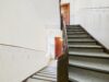 Repräsentative Altbau-Praxis im Denkmalensemble Neuhausen-Nymphenburg – großzügige Zahnarzt­einheit - Treppenhaus