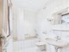 Viel Raum für Familie und Ideen – Einfamilienhaus mit Einliegerwohnung, Garten und Nebengebäude - Helles Tageslichtbad mit Badewanne, WC und Waschtisch, gepflegt im klassischen Stil