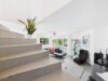 Stilvoll wohnen auf zwei Etagen – Maisonette mit Garten, Kamin, Designküche und mehr in Heimstetten - Treppenaufgang Blick Wohnen