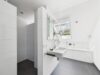 Stilvoll wohnen auf zwei Etagen – Maisonette mit Garten, Kamin, Designküche und mehr in Heimstetten - Master Bad Wanne & Dusche