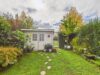 Charmante Erbpacht-Terrassenwohnung in beliebter Wohngegend - Blick in den Garten mit Gartenhäuschen und Gartentor