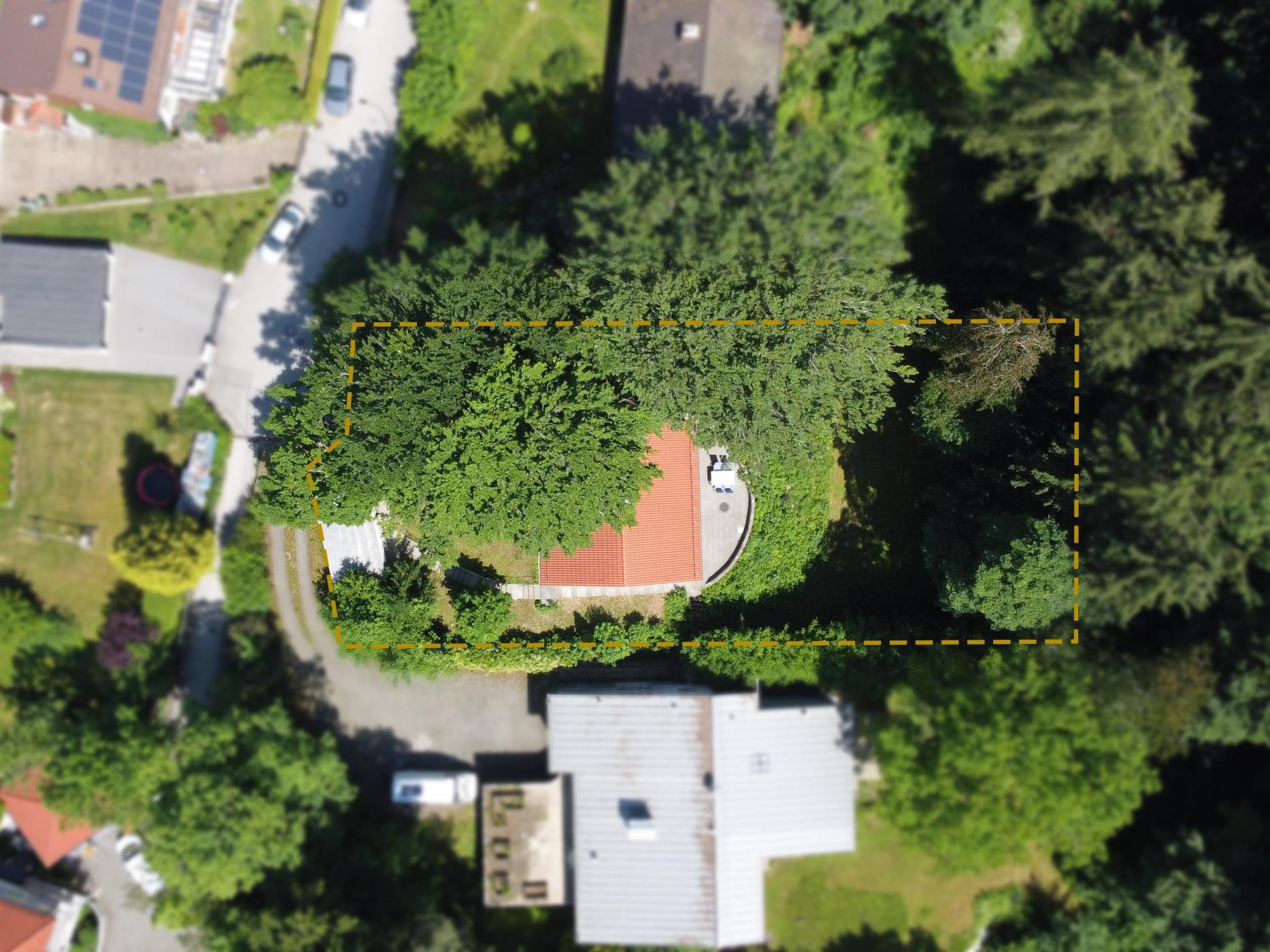 Baugrundstück mit Potenzial – Ruhige Hanglage, Blick ins Grüne & S-Bahn-Nähe in Kirchseeon, 85614 Kirchseeon, Wohngrundstück