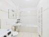 Modernes City-Apartment mit Südloggia - Badezimmer mit Badewanne und Waschmaschinenanschluss