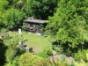 Haus im Haus: Großzügige Wohnung mit Einliegerwohnung, Garten-Sondereigentum und Vorkaufsrecht - Luftbild des Gartens mit uriger Hütte