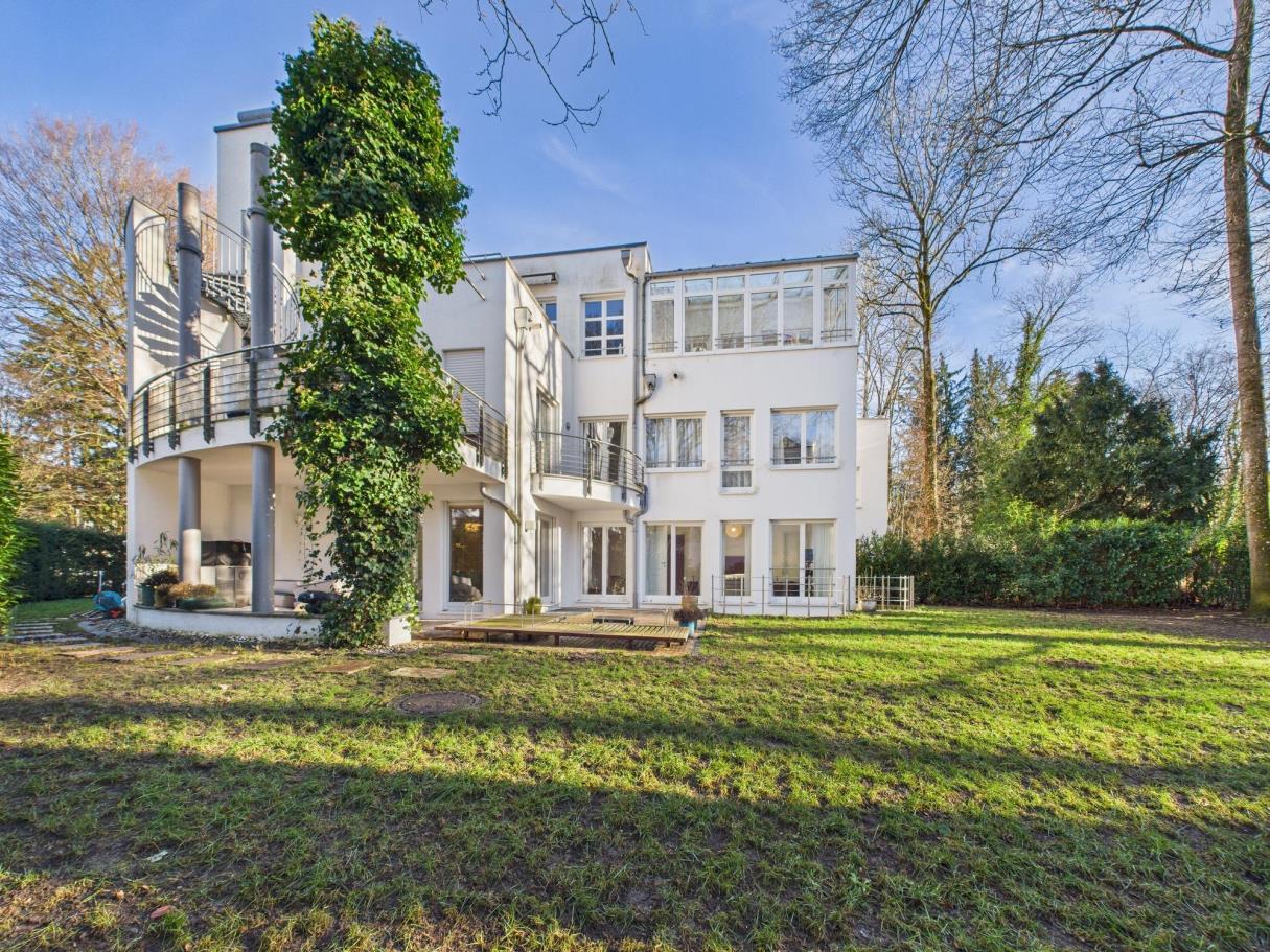 Exklusive Maisonette – Menterschwaige, Isarlage – mit 430 m² Privatgarten und Haus-Charakter, 81545 München, Zweifamilienhaus