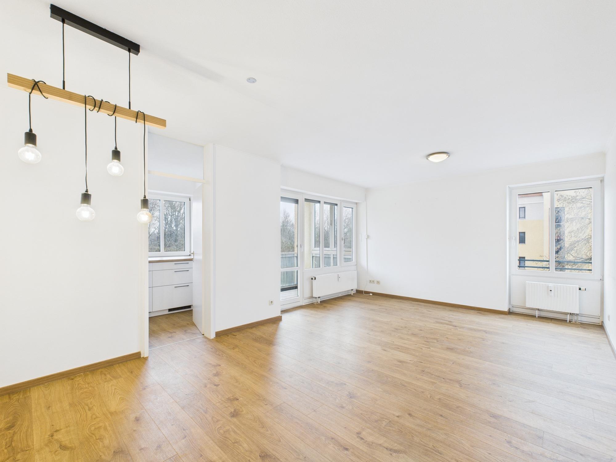 Lichtdurchflutetes Wohnhighlight mit perfekter Raumaufteilung & Balkon, 81739 München, Etagenwohnung