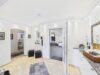 Neuwertig. Elegant. Effizient! Ein Zuhause mit Anspruch - Eingangsbereich mit Zugang Garage