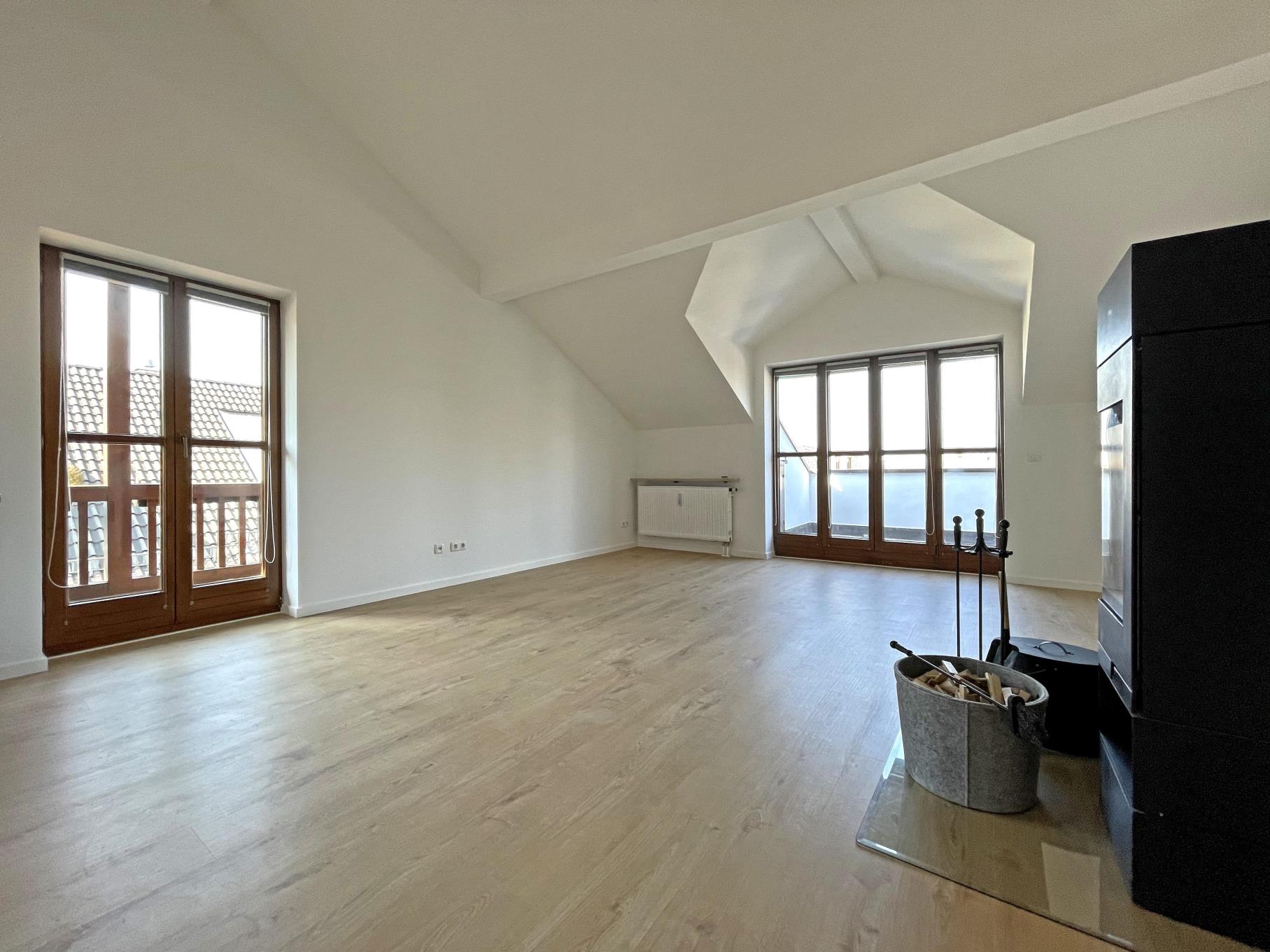 Gemütliche 3-Zimmer-Wohnung mit Kaminofen, Dachterrasse und Balkon, 81827 München, Dachgeschosswohnung