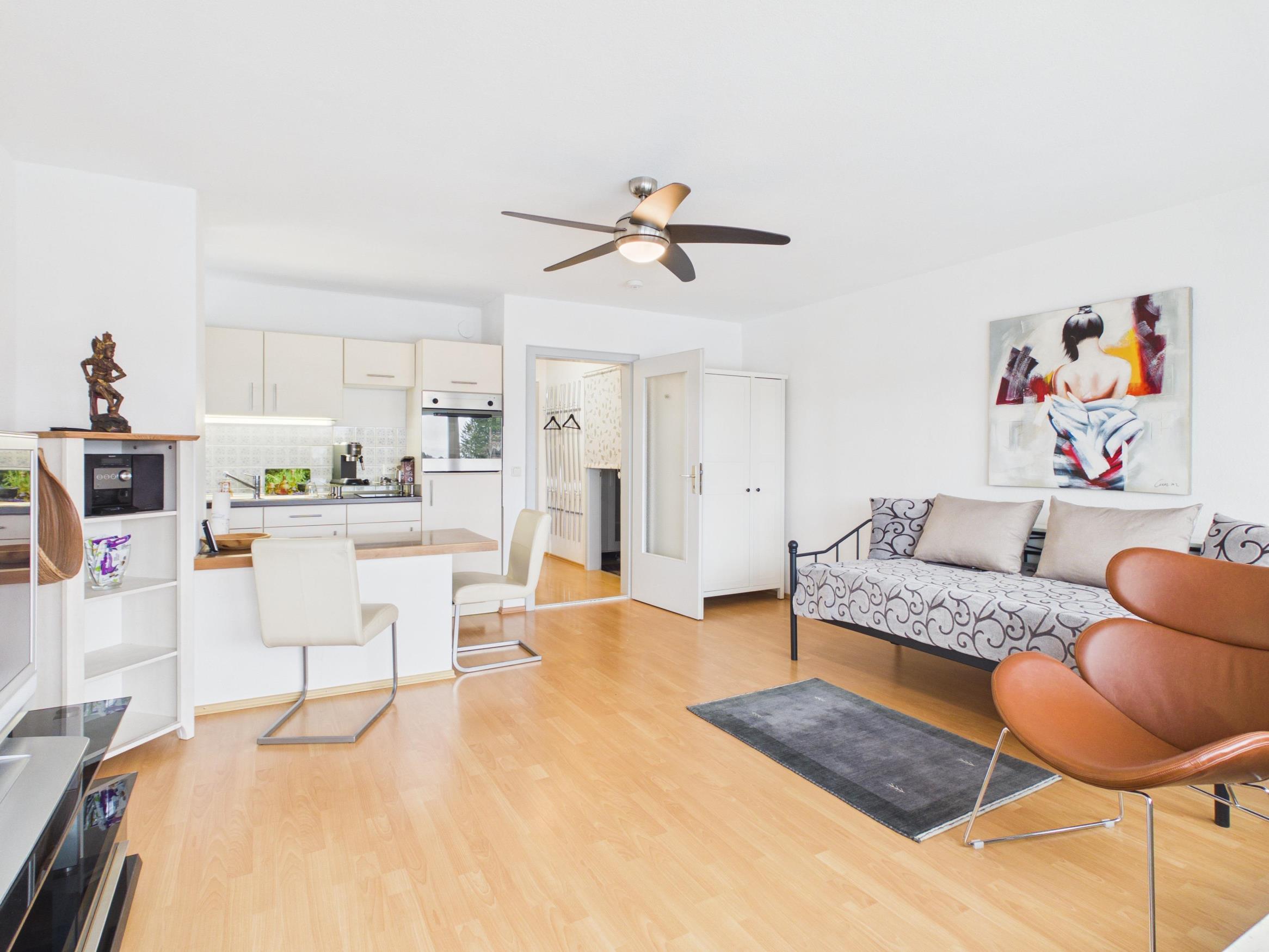 Helle frisch renovierte 1 Zimmer Wohnung mit Balkon Aufzug und Einbauküche in Markt Schwaben, 85570 Markt Schwaben, Etagenwohnung