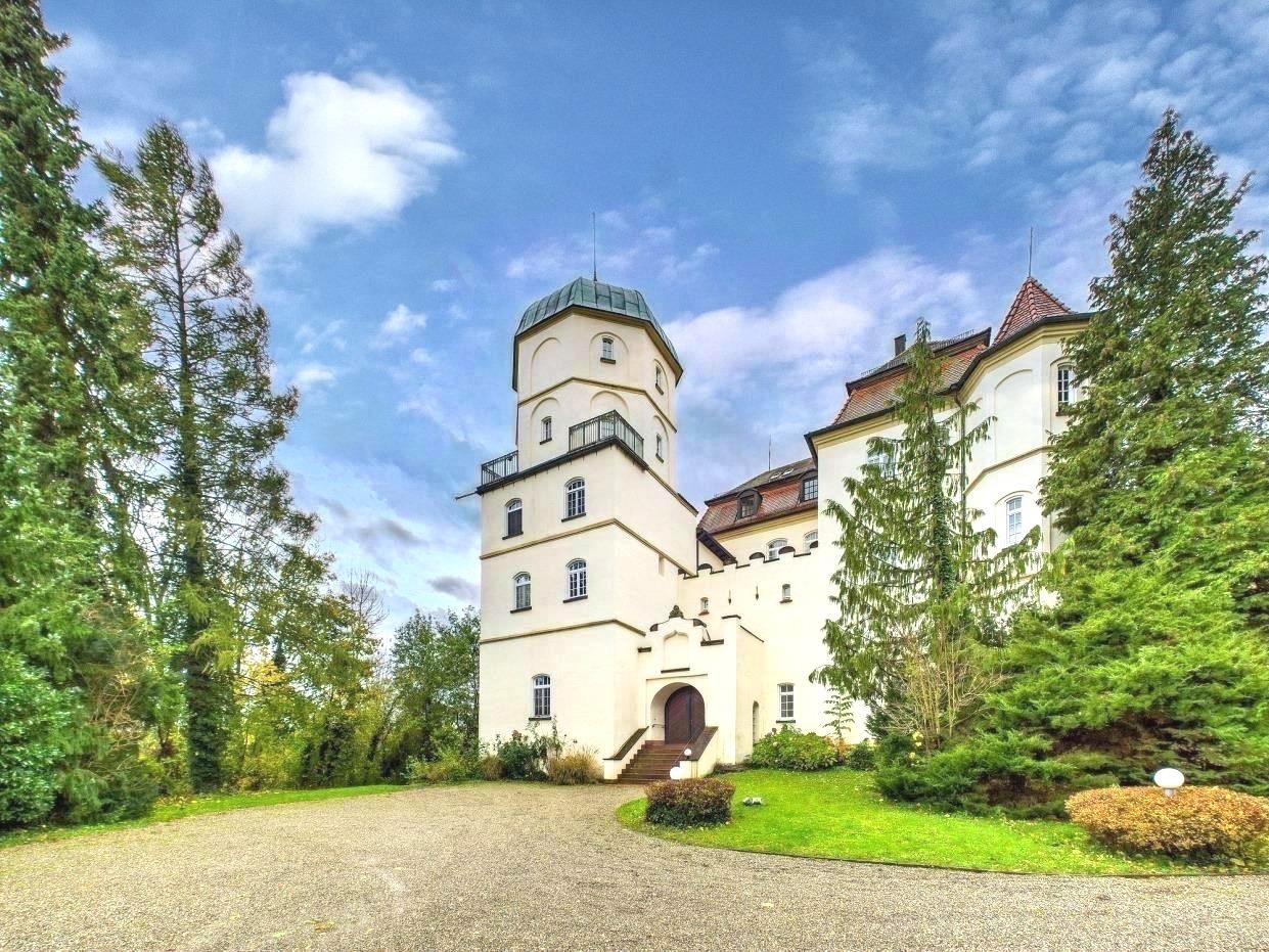 Ein Stück Geschichte erleben im Schloss Reutti – ein Zuhause zum Ankommen, 89233 Neu-Ulm, Erdgeschosswohnung