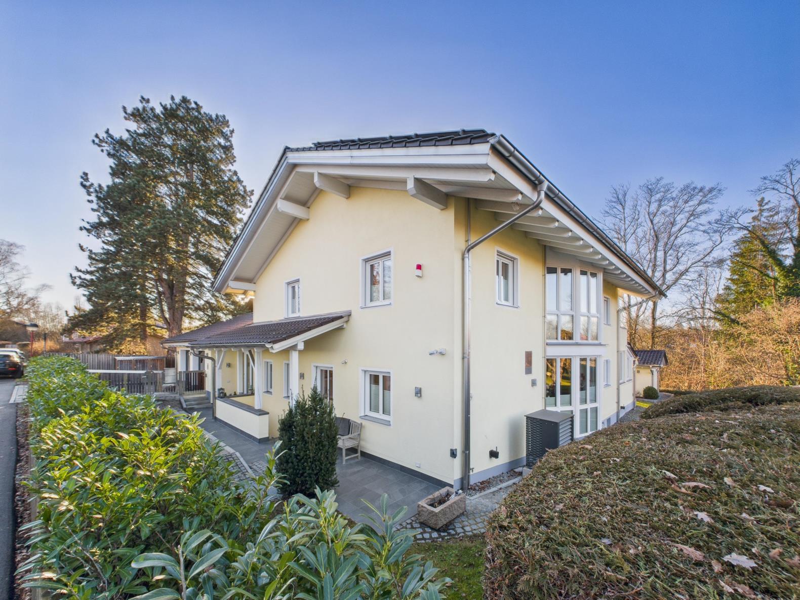 Neuwertig. Elegant. Effizient! Ein Zuhause mit Anspruch, 82041 Oberhaching, Einfamilienhaus