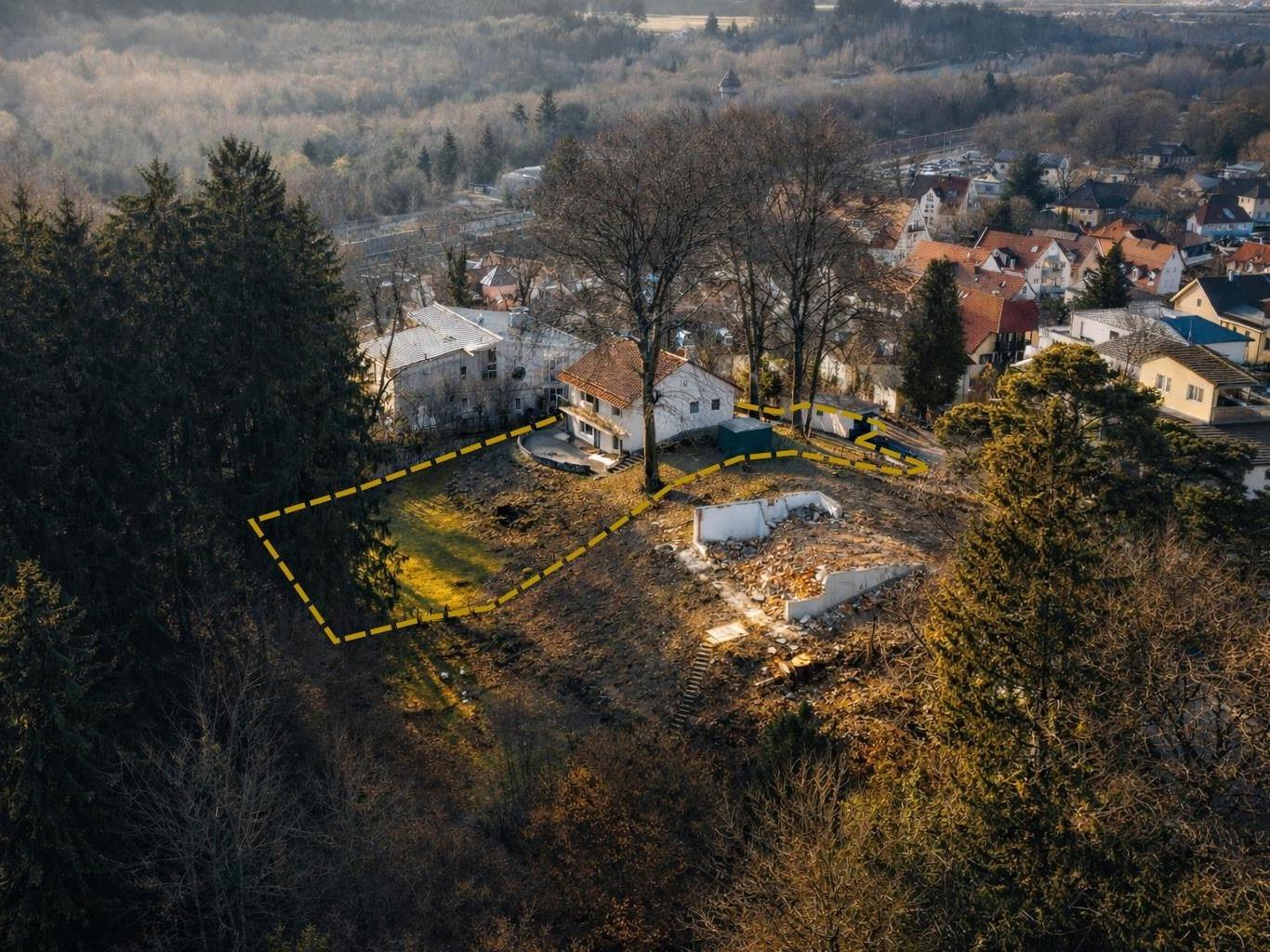 Baugrundstück mit Potenzial – Ruhige Hanglage, Blick ins Grüne & S-Bahn-Nähe in Kirchseeon, 85614 Kirchseeon, Wohngrundstück