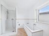 Frisch renovierte Erdgeschosswohnung mit Südwestterrasse und umliegenden Garten - Bad