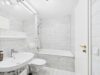 Moderne 2-Zimmer-Wohnung mit Aufzug, Balkon und Tiefgarage in Nymphenburg - Badezimmer