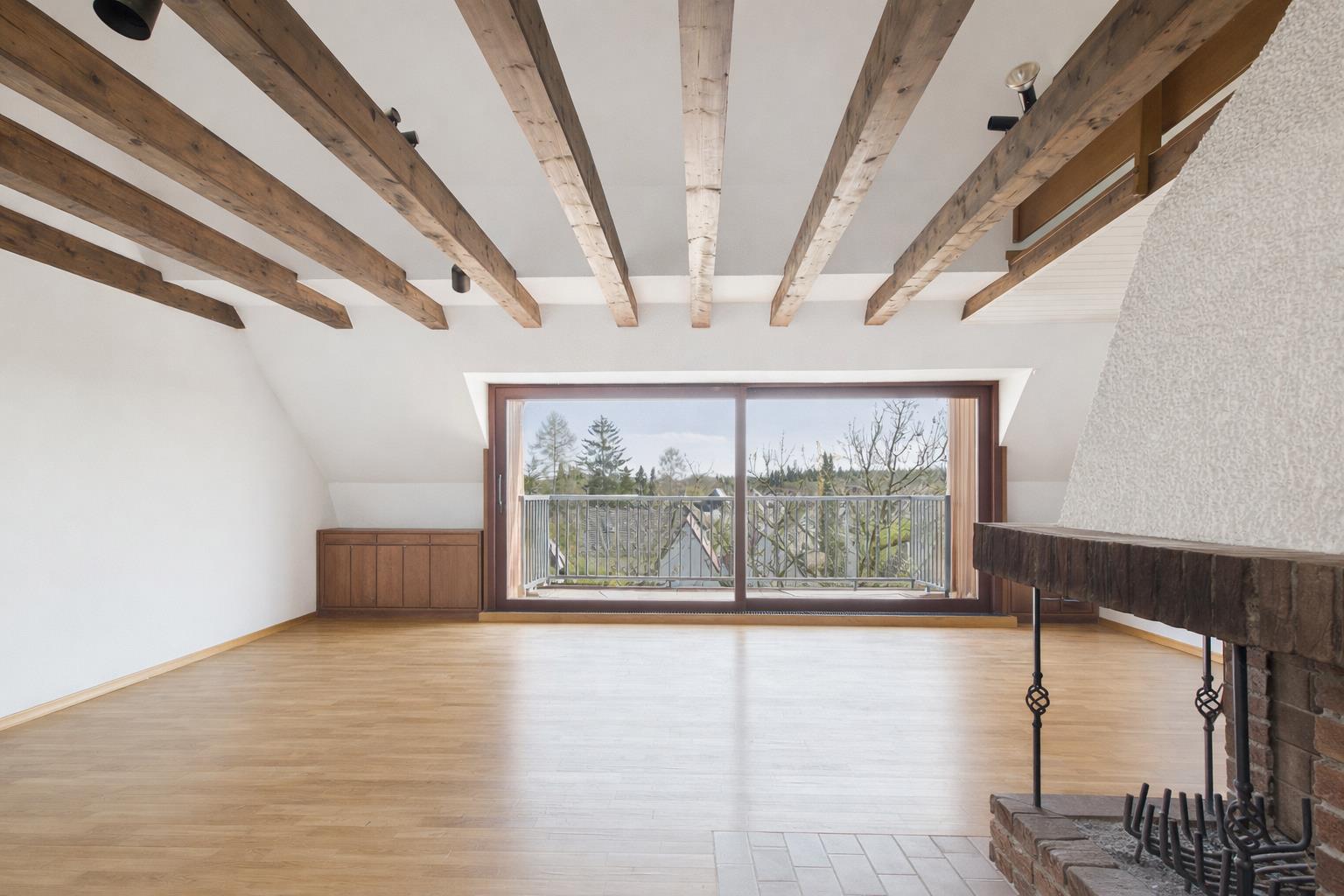 Dachgeschosswohnung mit Kamin und außergewöhnlichem Gestaltungspotenzial, 81547 München, Dachgeschosswohnung