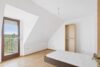 Dachgeschosswohnung mit Kamin und außergewöhnlichem Gestaltungspotenzial - Helles Schlafzimmer mit Balkonzugang