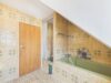 Dachgeschosswohnung mit Kamin und außergewöhnlichem Gestaltungspotenzial - Badezimmer mit Badewanne