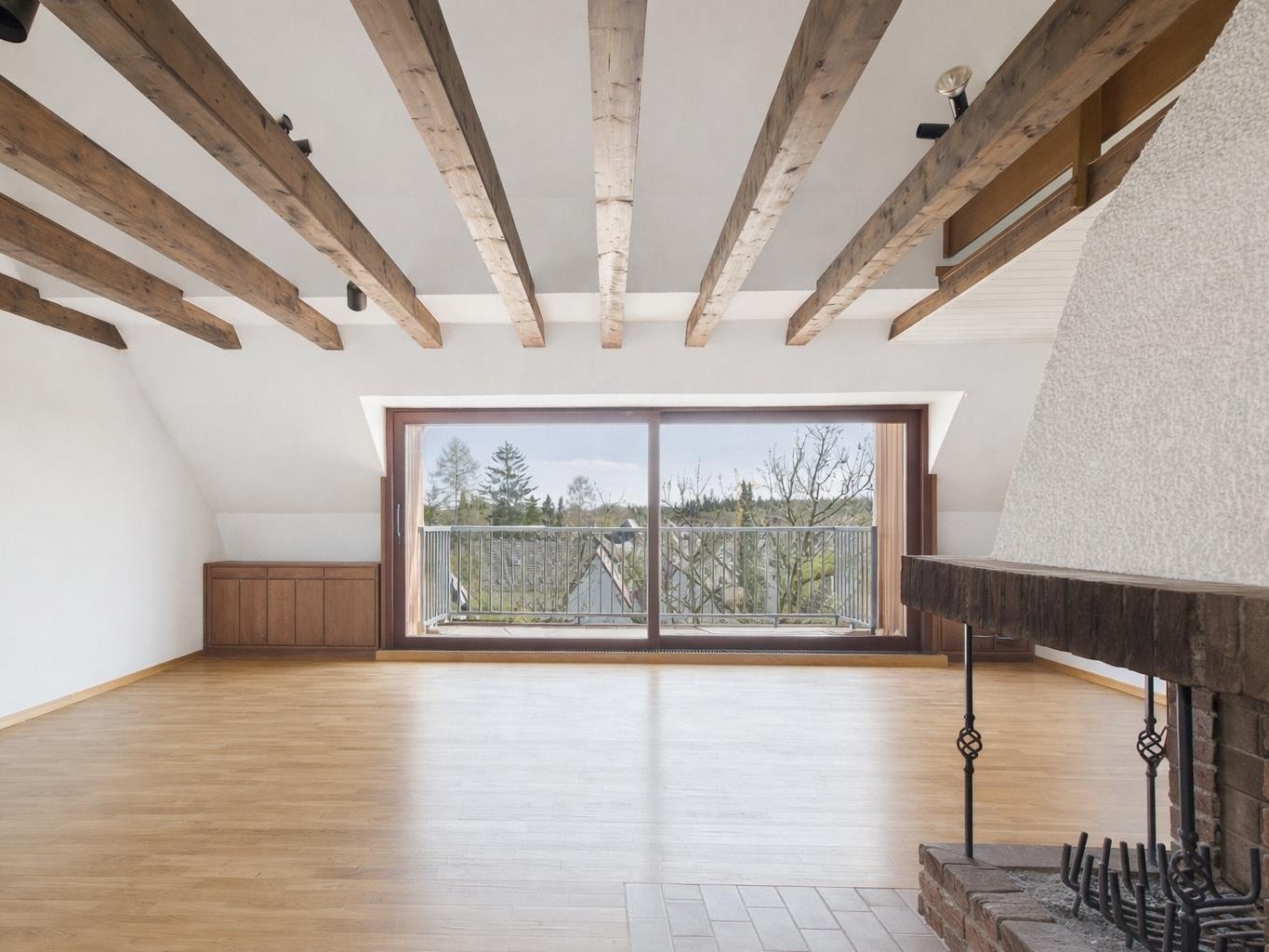 Dachgeschosswohnung mit Kamin und außergewöhnlichem Gestaltungspotenzial, 81547 München, Dachgeschosswohnung