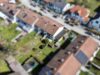 Reiheneckhaus mit großzügigem Westgarten: Familienidylle in ruhiger Lage von Trudering - Luftaufnahme des Reiheneckhauses und Grundstücks