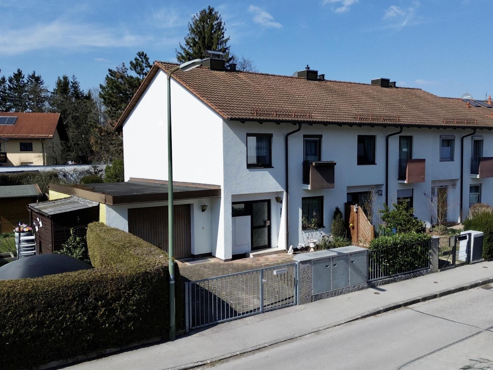 Reiheneckhaus mit großzügigem Westgarten: Familienidylle in ruhiger Lage von Trudering, 81829 München, Reihenendhaus