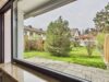 Reiheneckhaus mit großzügigem Westgarten: Familienidylle in ruhiger Lage von Trudering - Das großzügige Fenster im hellen Wohnraum ermöglicht einen optimalen Blick in den Garten