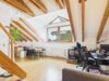 2-Zimmer-Dachgeschosswohnung mit offenem Wohnkonzept - Blick in den offenen Wohnbereich mit Galerieaufgang