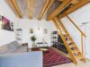 2-Zimmer-Dachgeschosswohnung mit offenem Wohnkonzept - Wohnzimmer mit Aufgang zur Galerie