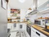 2-Zimmer-Dachgeschosswohnung mit offenem Wohnkonzept - Moderne Einbauküche mit großzügiger Arbeitsfläche
