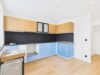 Stilvolle Maisonettewohnung mit 4,5 Zimmern und hochwertiger Sanierung in begehrter Lage - Küche Neubau (blaue schutz Folie)