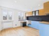 Stilvolle Maisonettewohnung mit 4,5 Zimmern und hochwertiger Sanierung in begehrter Lage - Küche Neubau (blaue schutz Folie)