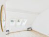 Haidhausen: Stilvolle Altbauwohnung mit Süd-Balkon, Aufzug & großem Entwicklungspotenzial - Wohnzimmer