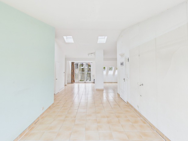 Haidhausen: Stilvolle Altbauwohnung mit Süd-Balkon, Aufzug & großem Entwicklungspotenzial, 81667 München, Dachgeschosswohnung