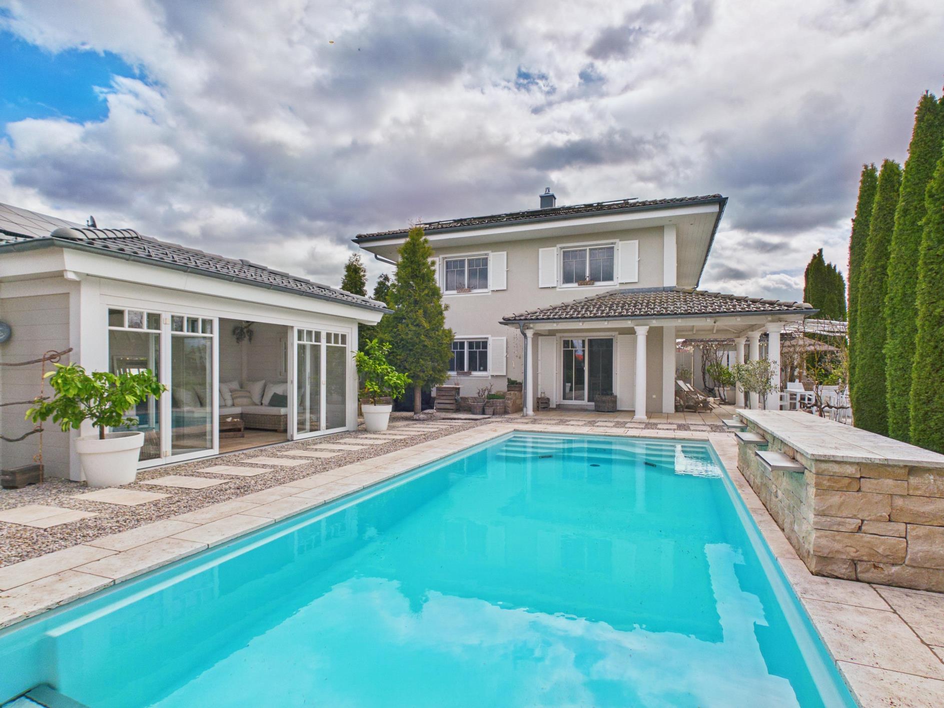 Toskanische Villa mit Pool, Sauna und einzigartiger Lage am Wildgehege, 85630 Grasbrunn, Einfamilienhaus
