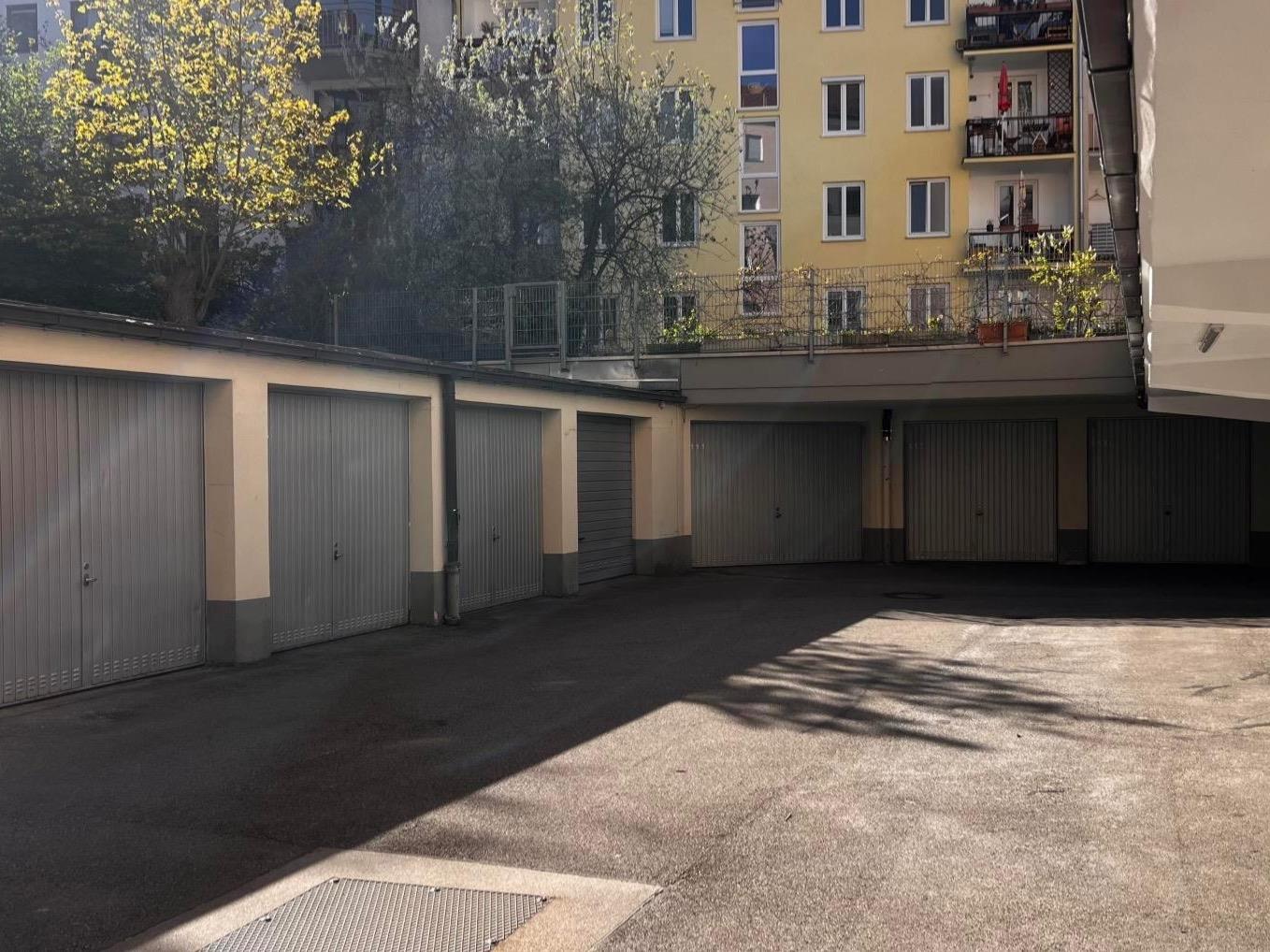 Großzügige Sammelgarage mit Platz für bis zu 5 Fahrzeuge in geschützter Hoflage, 81541 München, Stellplatz