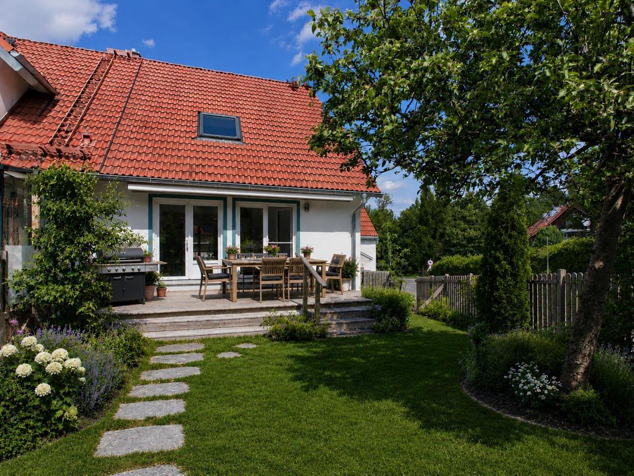 Charmantes Eckhaus mit drei Wohneinheiten und sonnigem Grundstück, 82284 Grafrath, Reiheneckhaus
