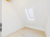 Charmantes Eckhaus mit drei Wohneinheiten und sonnigem Grundstück - Ankleidezimmer im Dachgeschoss mit Dachfenster
